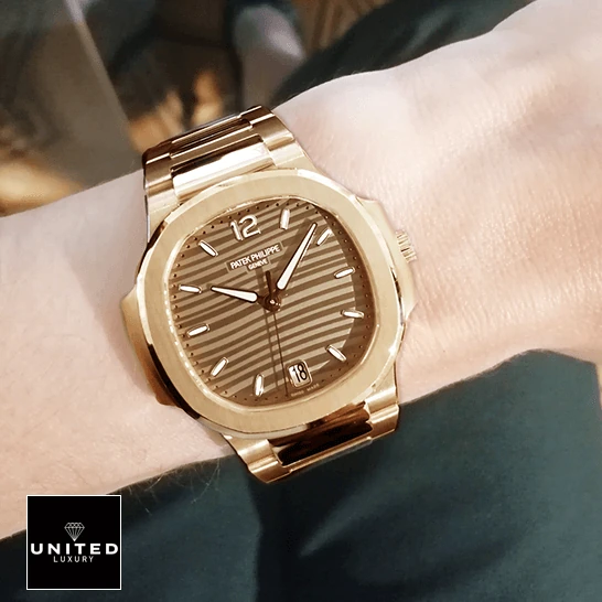Patek Philippe Nautilus Ladies Rose Replica 1 Patek Philippe Nautilus Ladies Golden Rose Gold 71181R-001 Replica on the wrist