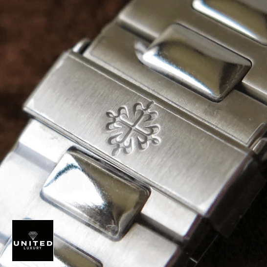 Patek Nautilus 5711/1A-011 Replica 4 Patek Philippe 57111A-011 Stainless Steel Bracelet Replica bracelet on the logo